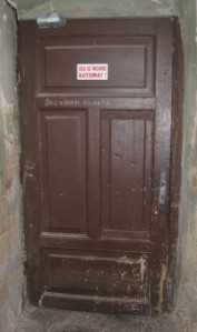 Rumänien braucht immer Fantasie zum Überleben. Türschild in Brasov: "Türe schliesst automatisch". Mit Kreide dazugefügt "Bitte Türe schliessen".